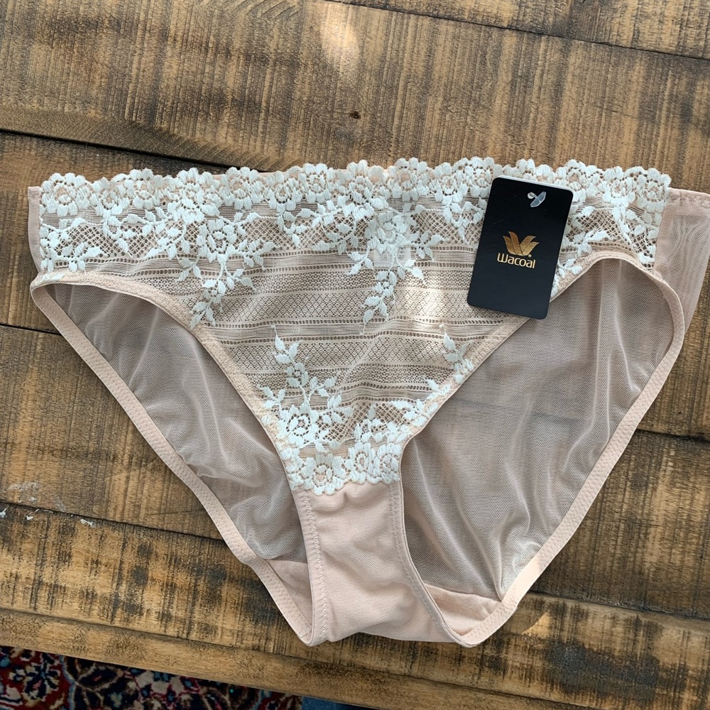 Wacoal bikini panties size M New with tags